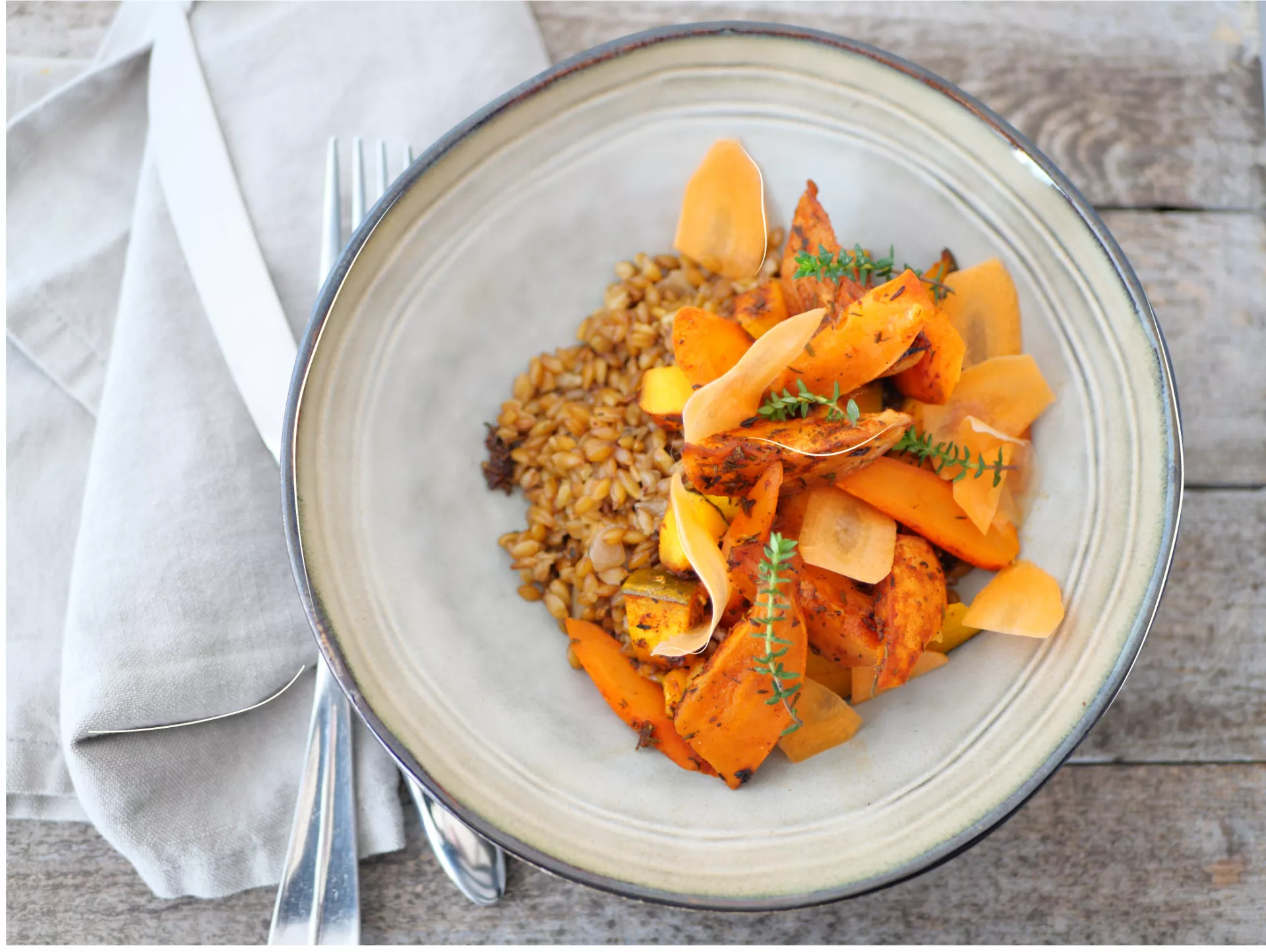 Plat végétarien préparé par Ansamble, composé de tranches de courge rôtie et d'un accompagnement de céréales, illustrant l'engagement de la société envers une cuisine saine et équilibrée.