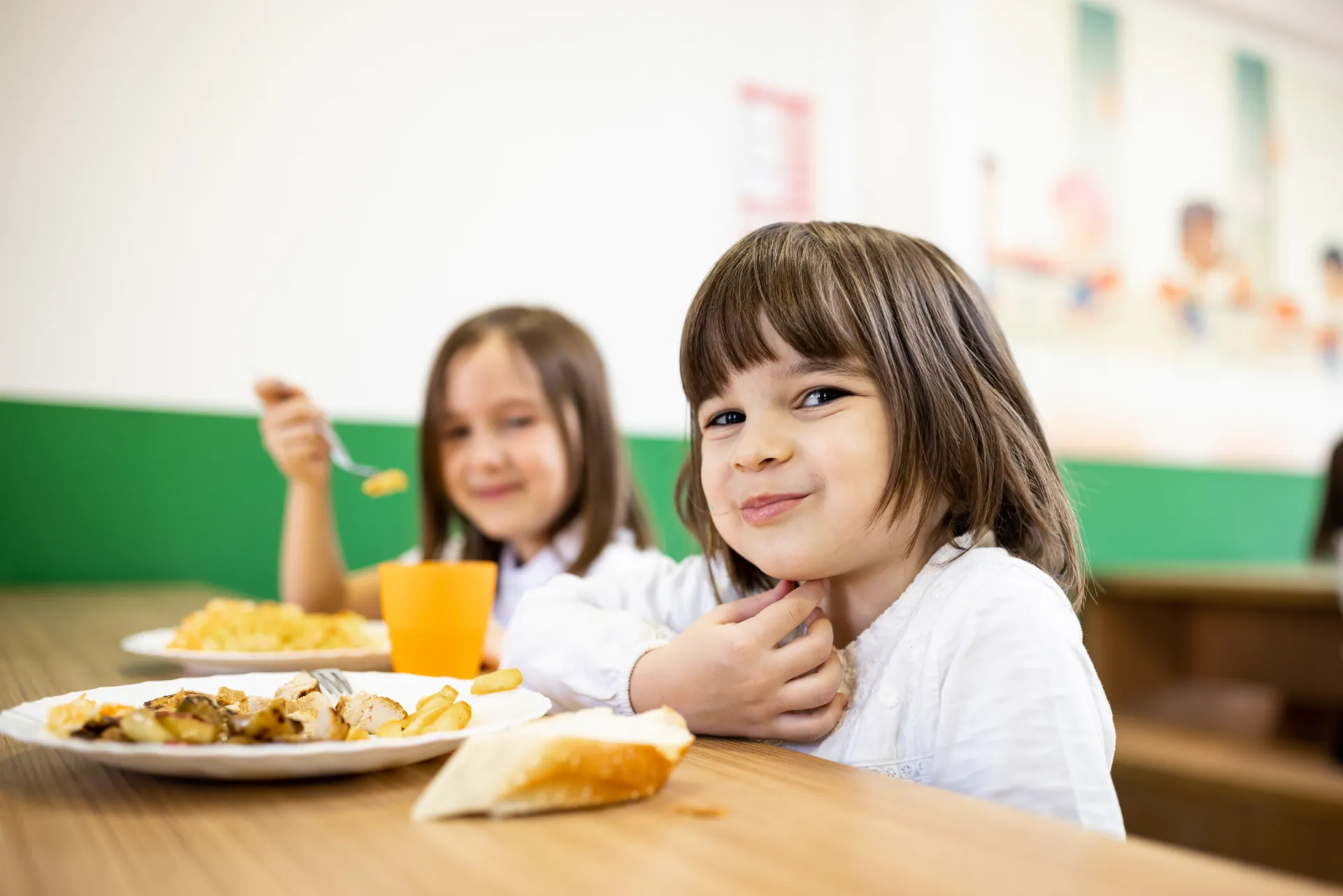 photo d'enfants qui déjeunent
