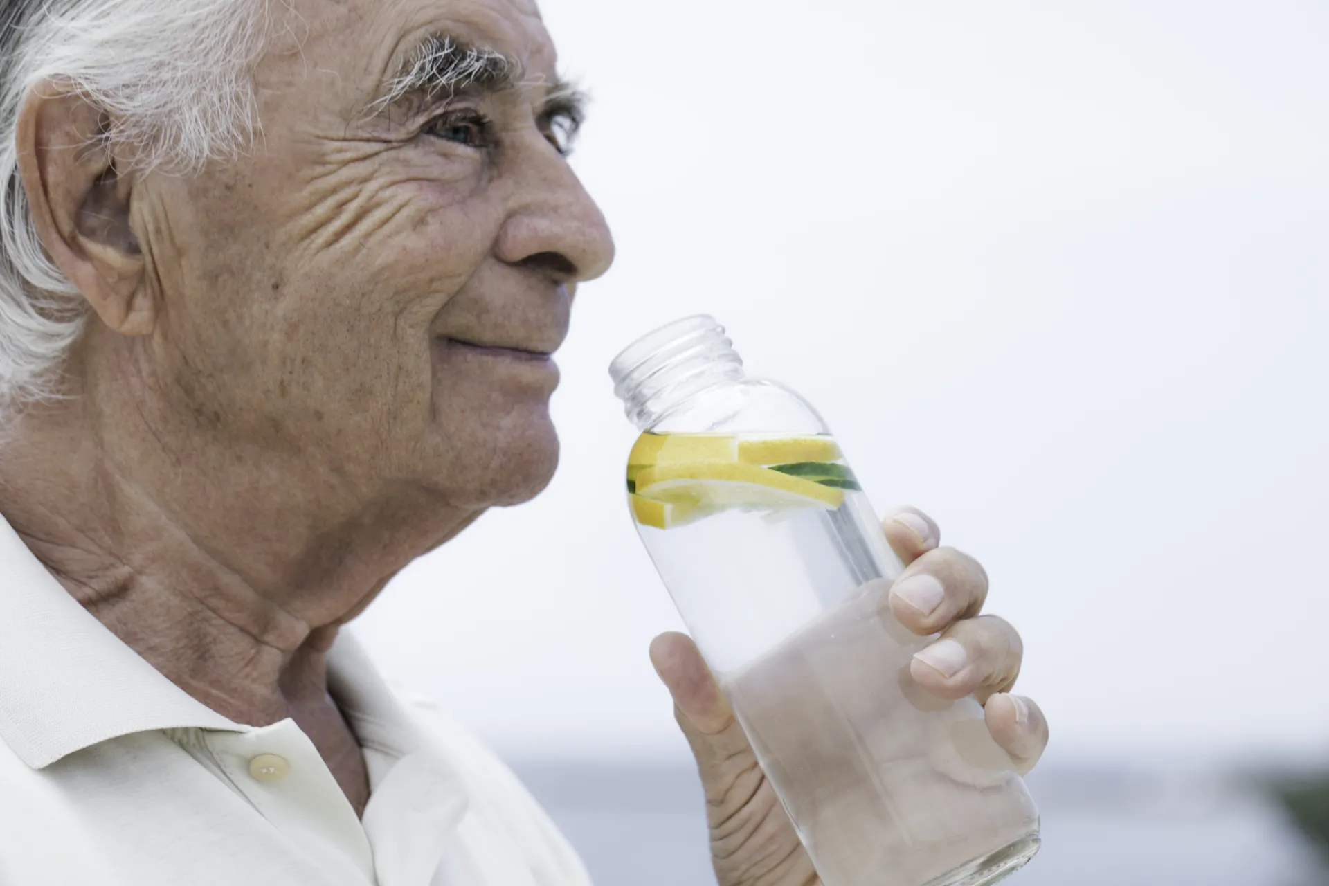 photo d'un homme âgé qui s'hydrate