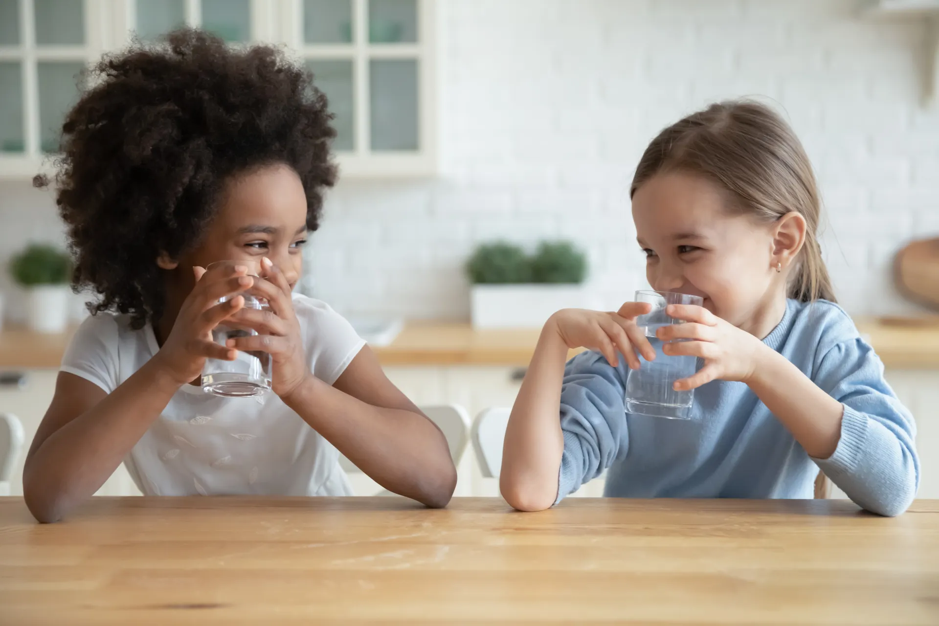 enfants qui s'hydratent en buvant de l'eau