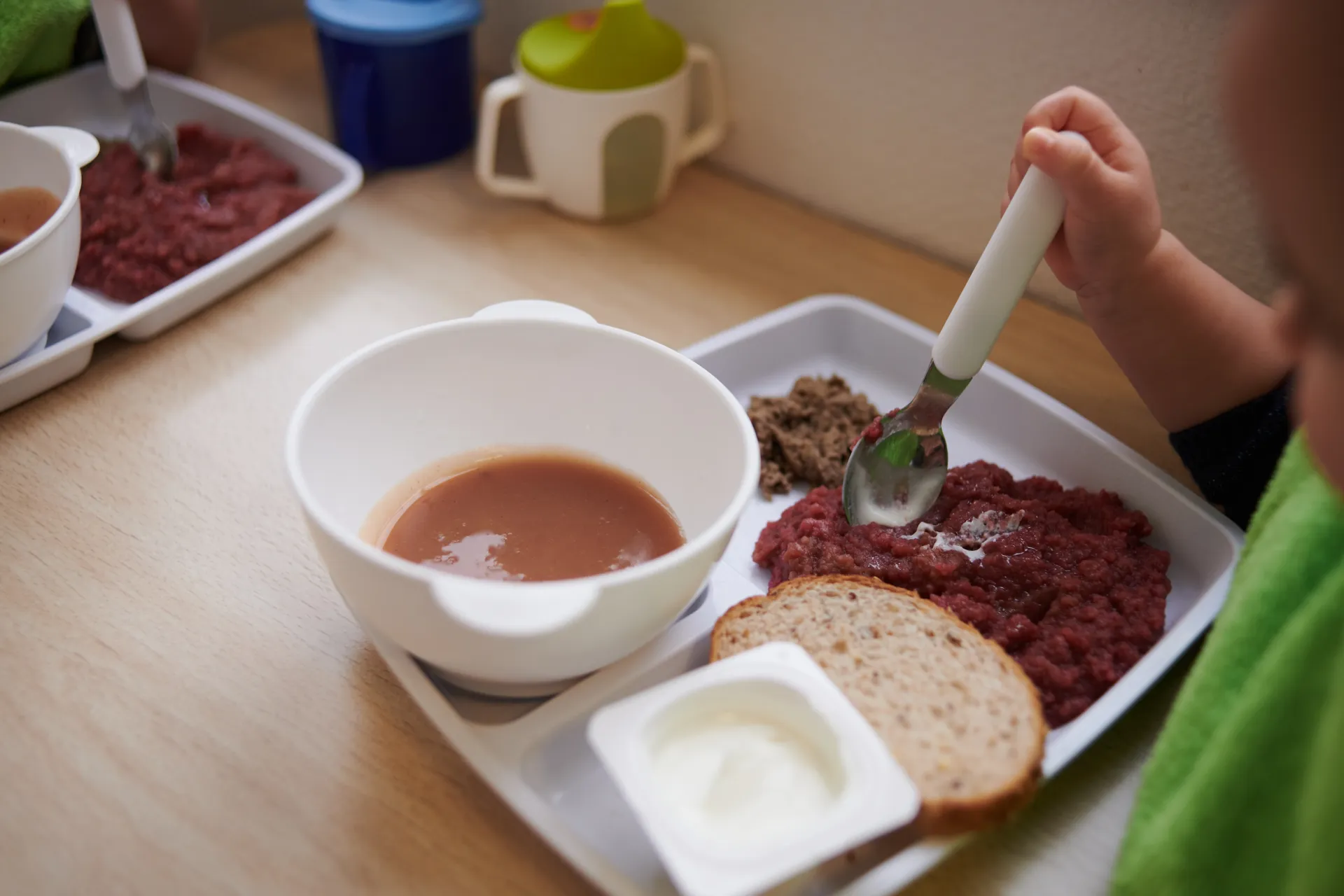 Repas servi en crèche par ansamble