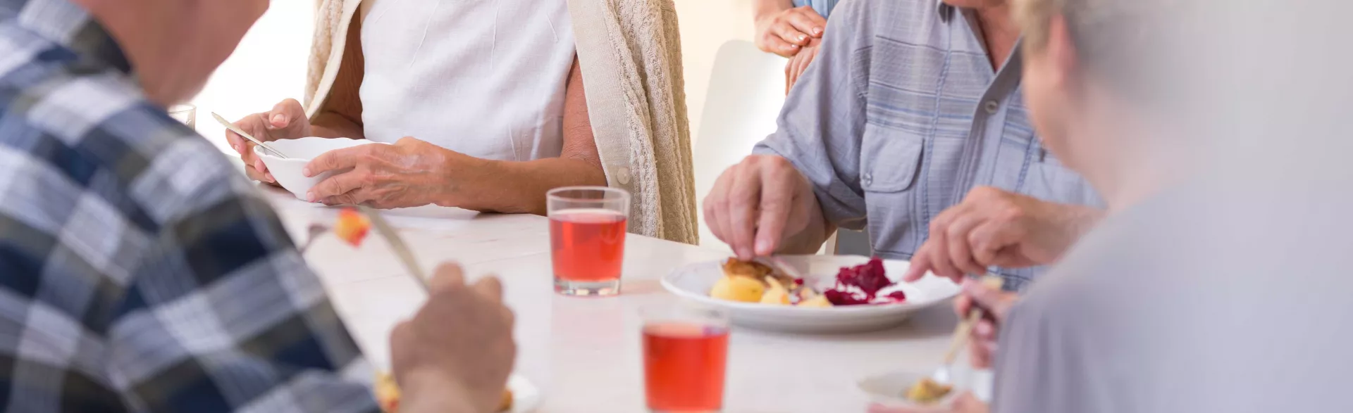 Sénior autour d'une table en Ehpad