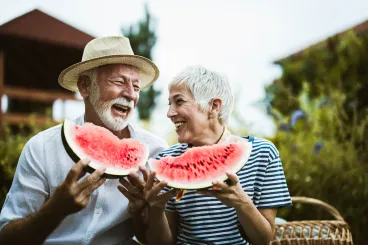 visuel d'un couple qui mange des pastèques