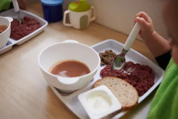 Repas servi en crèche par ansamble