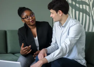 Photo des collaborateurs qui échangent