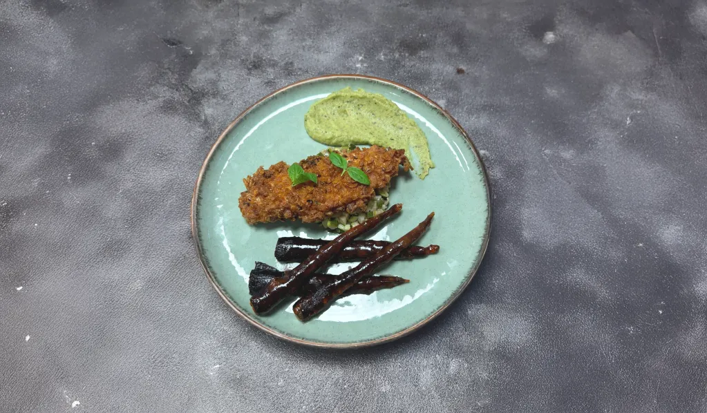 Phot du filet de poulet croustillant, fromage, épinard et noix