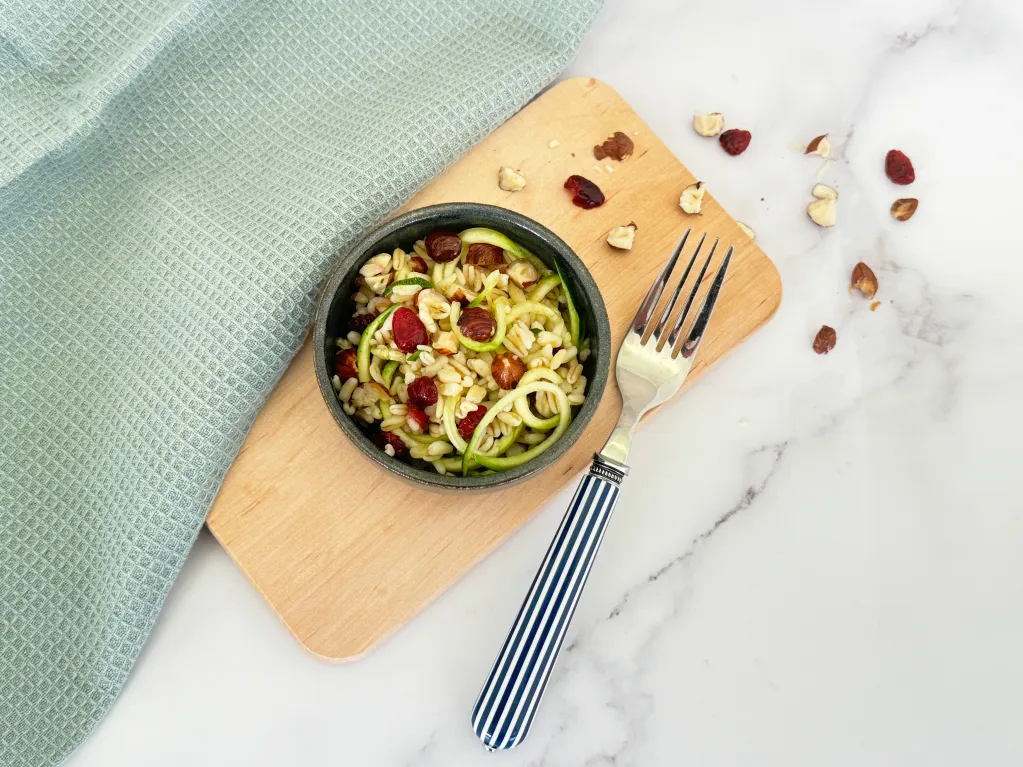 Salade de blé courgettes, raisins et noisettes