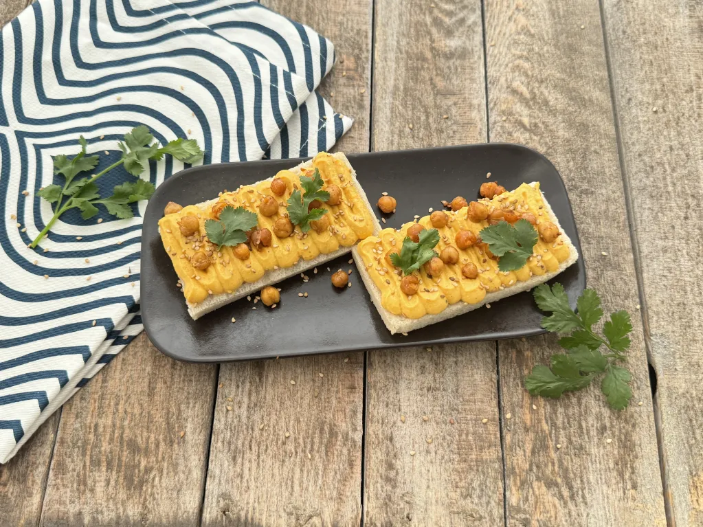 Toast de houmous, pois chiches et coriandre