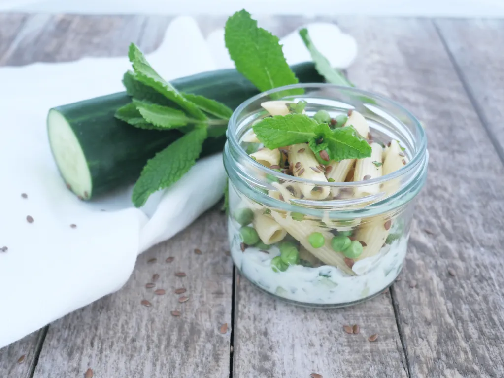 Entrée de penne, tzatzíki, petit pois et lin à la menthe