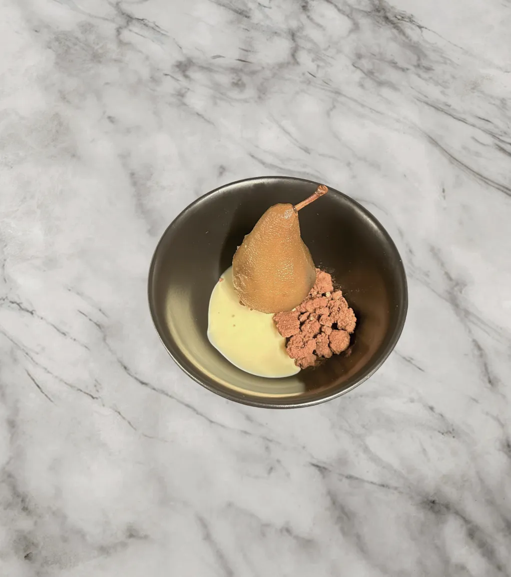 Poire pochée thé à la menthe et crumble choco malt  