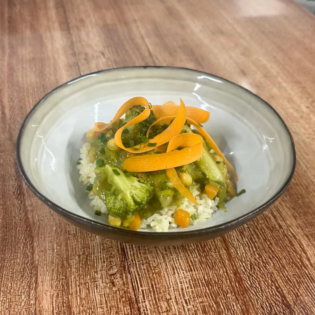 Wok de légumes au curry vert