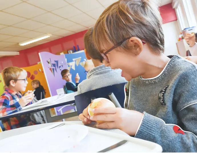 Elève dégustant nos produits (maternelle/primaire)