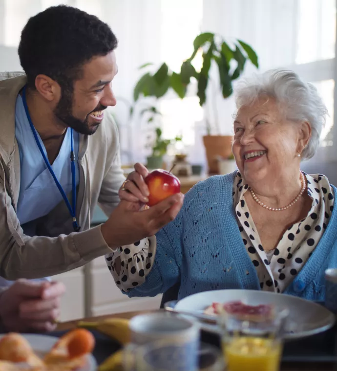 Photo d'une personnes en EHPAD prenant son repas