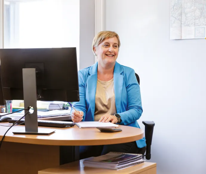 Salariée assise son bureau
