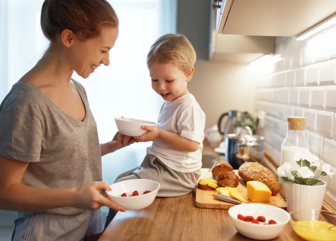 maman et bébé qui cuisinent