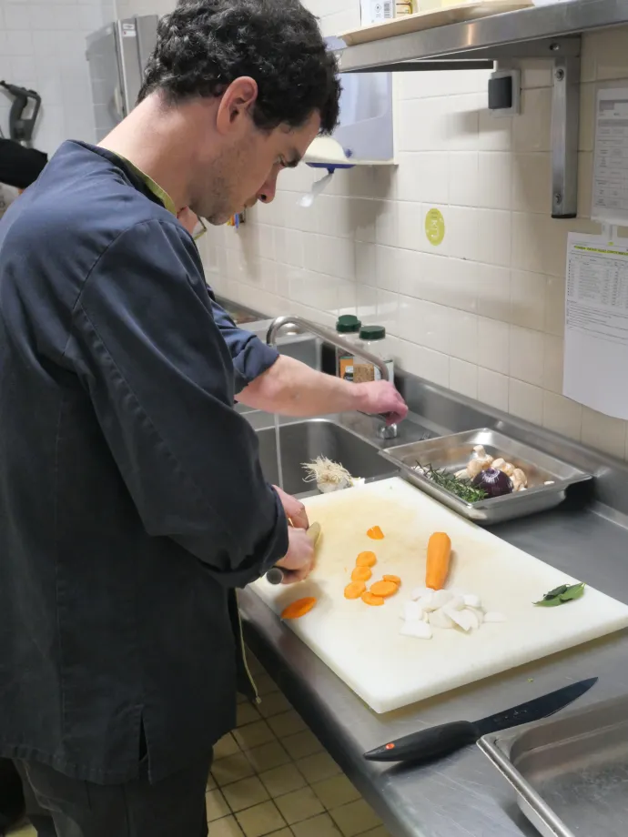 Préparation végétarienne par un chef  